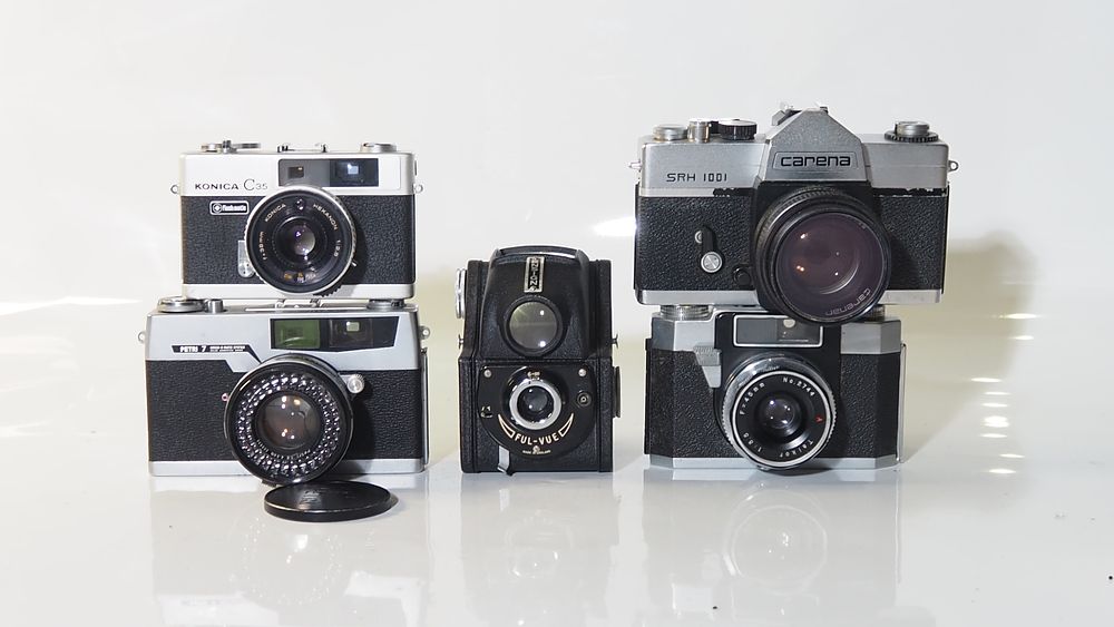Lot 162: A Selection of 5 cameras