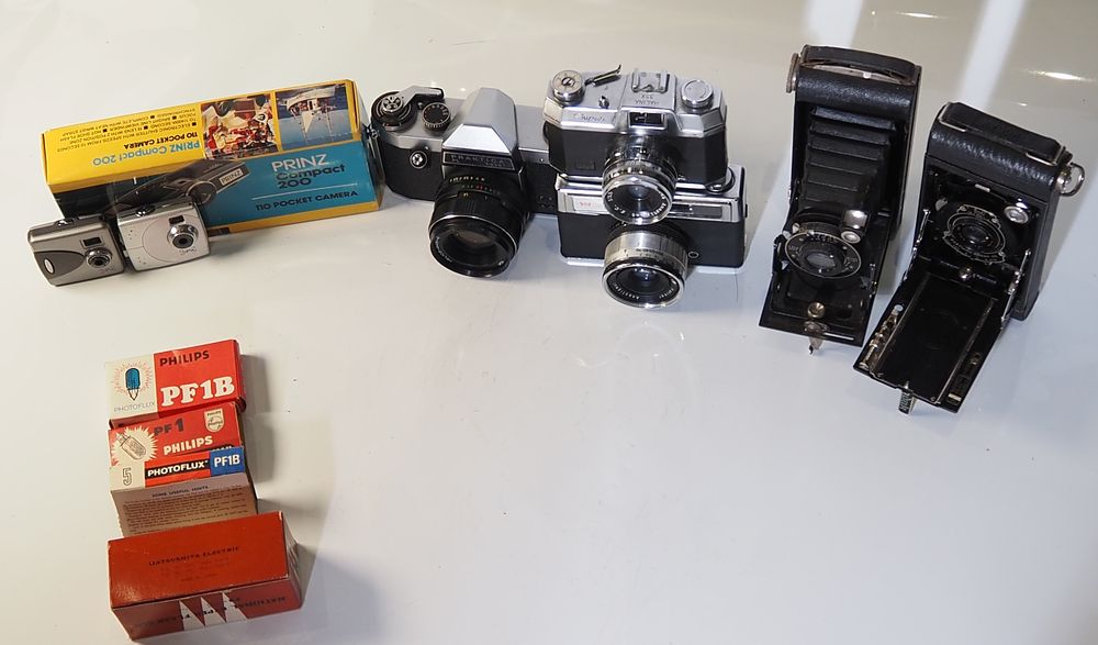 Lot 164: A Selection of  cameras