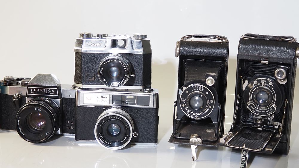 Lot 165: A Selection of  cameras