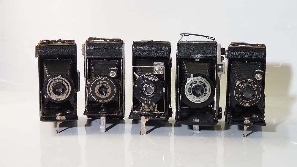 Lot 168: A Selection of cameras