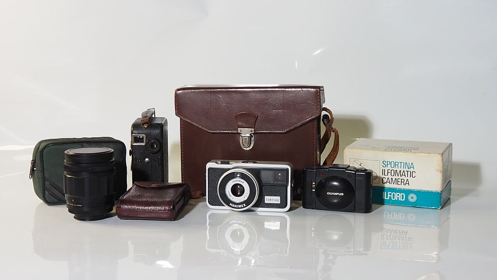 Lot 170: A Selection of  cameras
