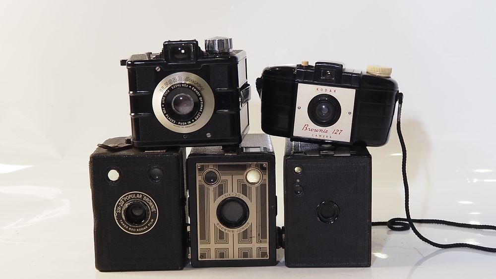 Lot 172: A Selection of  cameras