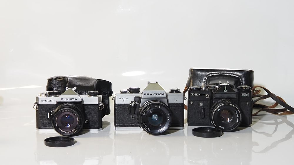 Lot 181: a selection of 3  cameras