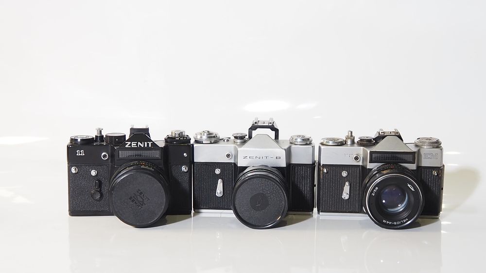 Lot 182: A Selection of 3 cameras