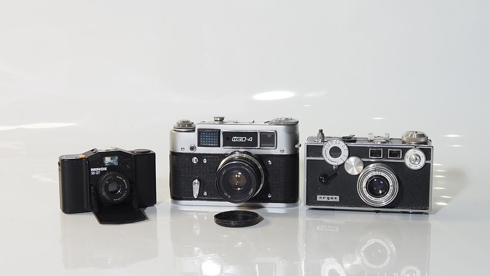 Lot 186: A Selection of 3 cameras