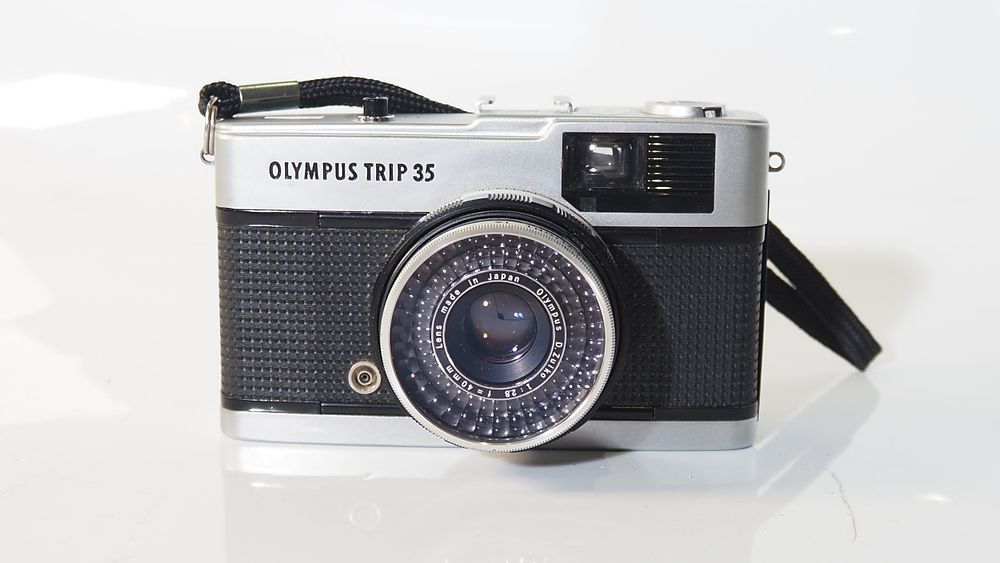 Lot 187: A Olympus Trip 35 shutter working