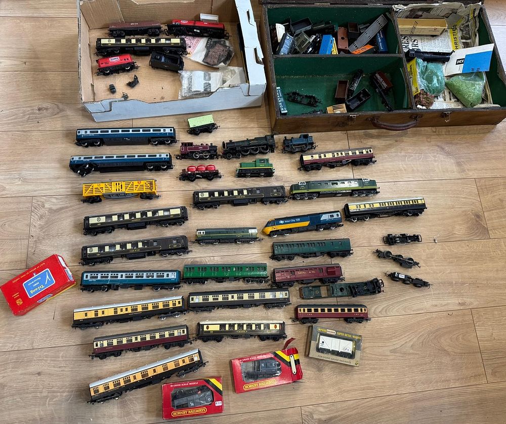 Lot 195: Pullman collection of model railway trains mixed train modes good condition