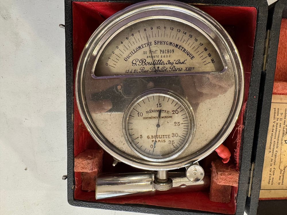 Lot 197: Oscillometre Sphygmométrique du Professeur Pachon Original box good condition