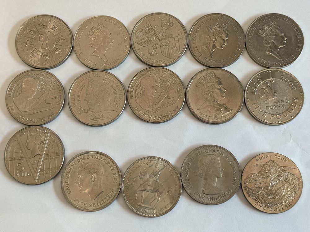 Lot 211:  Collection o 11 f £5 coins