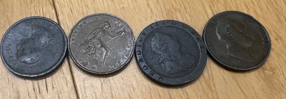 Lot 213: A Collection of vintage coins