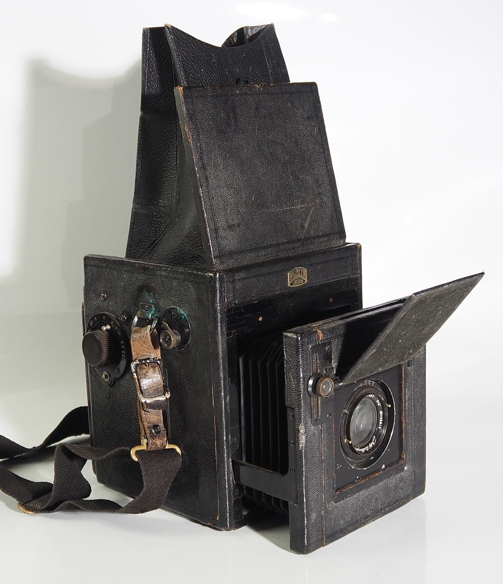 Lot 147: A dallmeyer soho reflex with J H Dallmeyer serrac 6 inch f 4,5