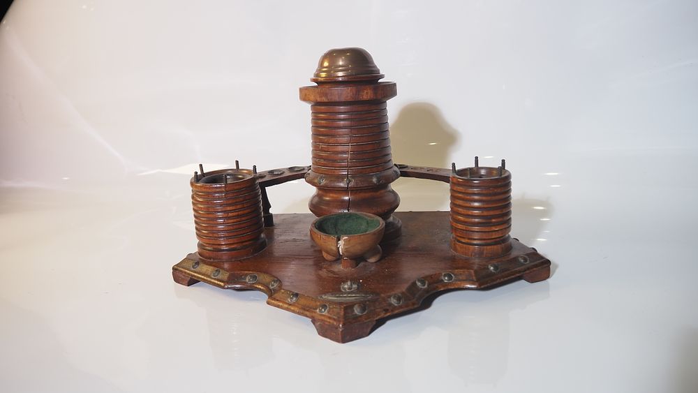 Lot 165: A Tabaco pipe holder