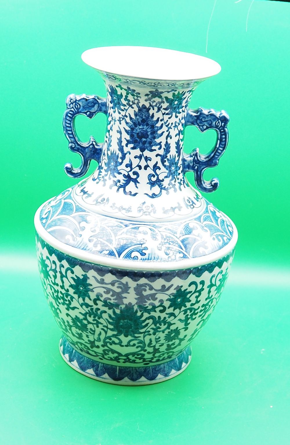 Lot 217:  A large Chinese blue and white porcelain vase