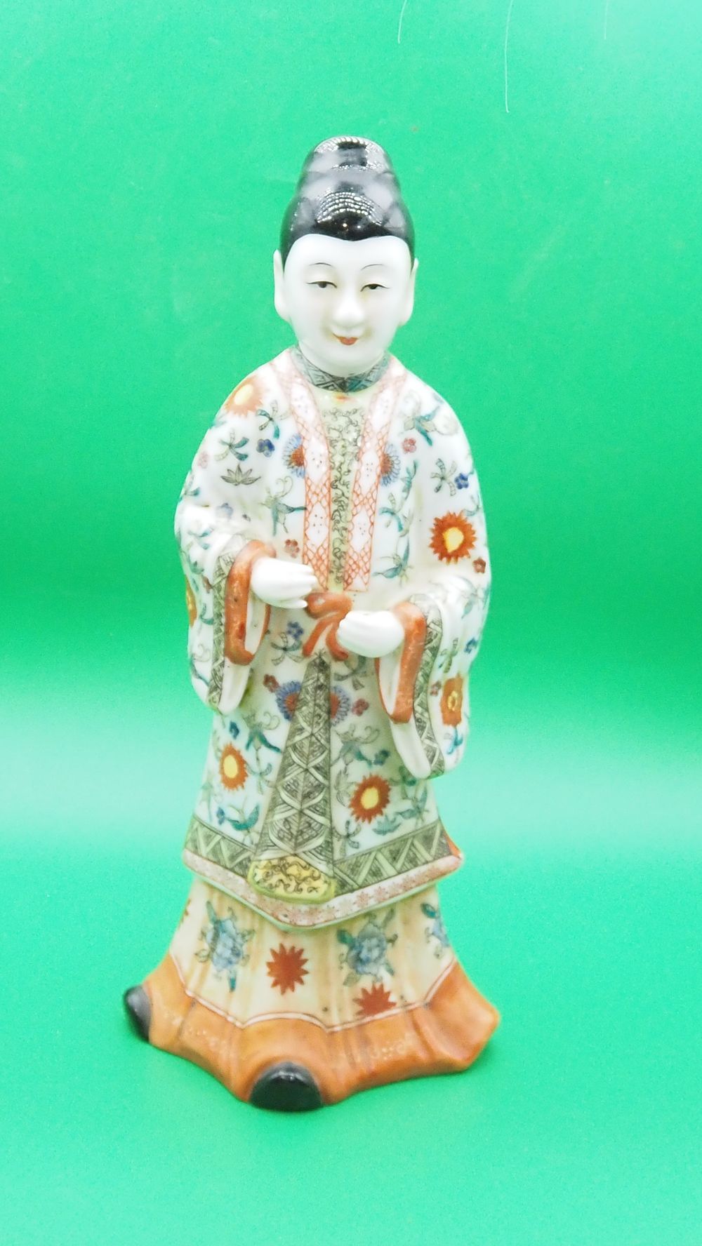 Lot 235: Superb Antique 15 inch tall female Chinese Porcelain Statue of Standing Figure