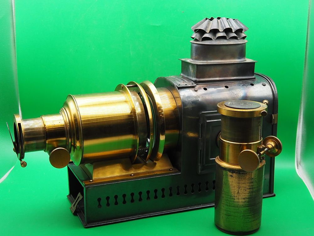 Lot 239: A HELIOSCOPIC MAGIC LANTERN PROJECTOR