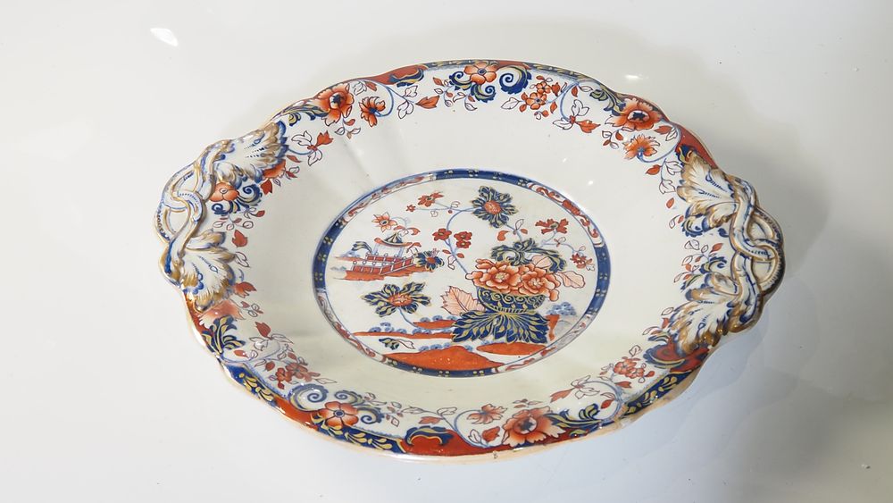 Lot 164: A Japanese Imari style decoration with a distinct floral and architectural