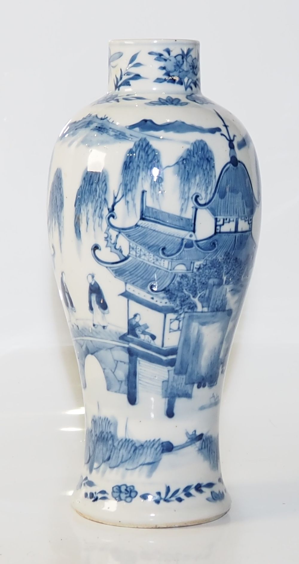 Lot 167: A Chinese blue and white porcelain vase