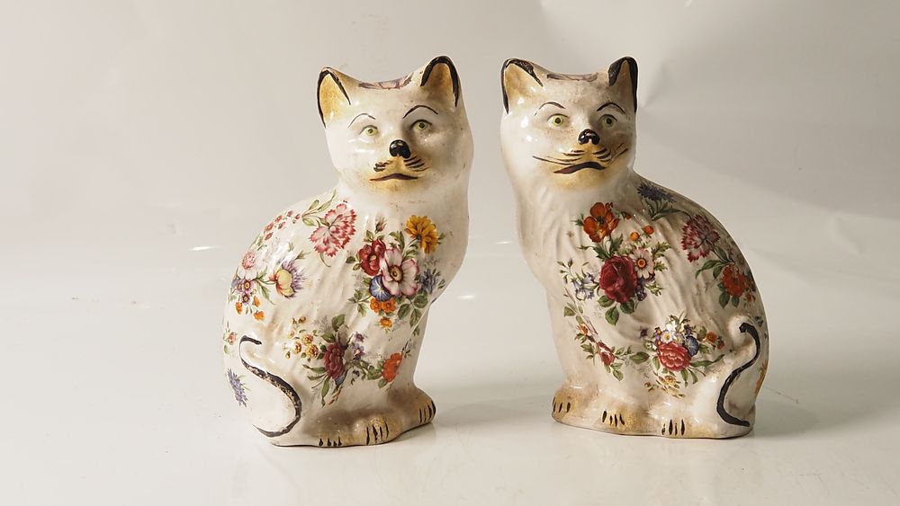 Lot 169: a pair of vintage ceramic Staffordshire-style cat figurines featuring