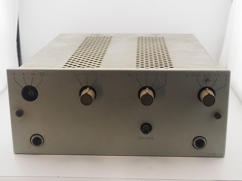 Lot 225: vintage RFZ V713/1h compressor amplifier used in broadcasting.