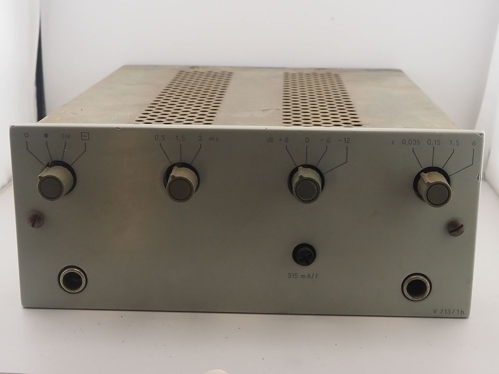 Lot 226: vintage RFZ V713/1h compressor amplifier used in broadcasting.