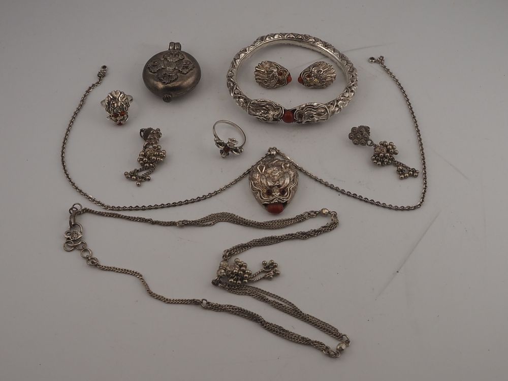 Lot 115: Vintage Handmade Nepalese/Tibetan Silver & Coral Parure – Dragon Motif Bangle, Necklace, Ring & Earrings – South Asian Folk Jewellery
