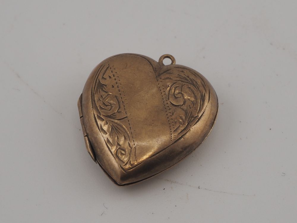Lot 116: 9ct gold heart-shaped locket,