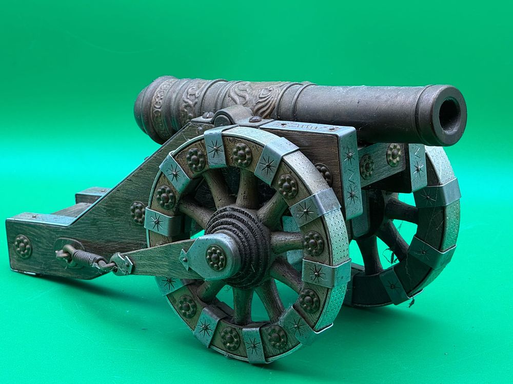 Lot 302: Ornate vintage decorative model canon , antique style replica -mantelpiece- desk display piece