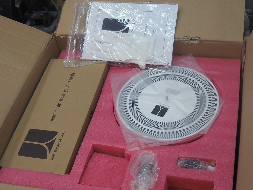 Lot 250: HI FI Lab Versalex Turntable LTD Tonearm Black Forest Audio MP500 Cartridge Full Boxed Set