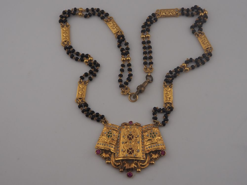 Lot 324: 21ct Gold Traditional Indian Pendant Necklace Black Bead Chain 31.5g
