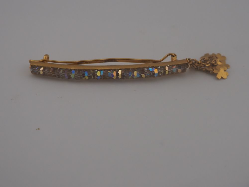 Lot 325: 22ct Gold Bar Brooch Aurora Borealis Crystal Set Clover Charm Drop 13.07g