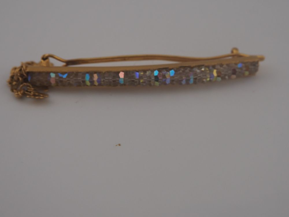 Lot 326: 22ct Gold Bar Brooch Aurora Borealis Crystal Set Clover Charm Drop 13.16g