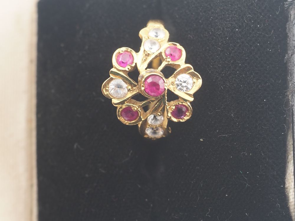 Lot 328: 19 ct Gold Ruby And White Gemstone Cluster Ring 3.25g