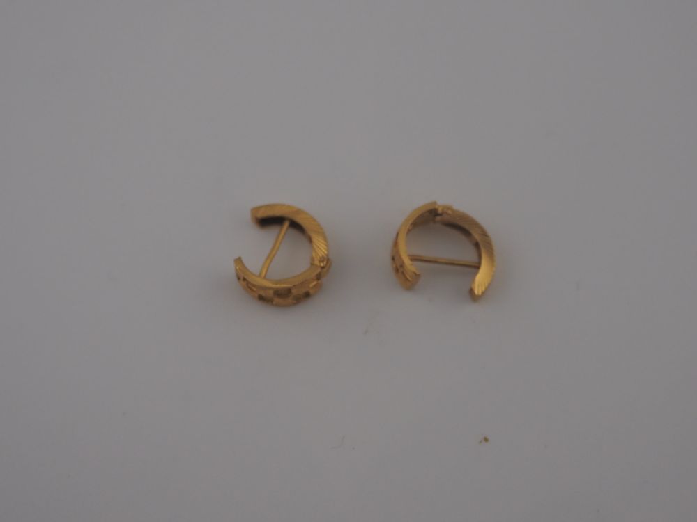 Lot 330: 22ct Gold Patterned Huggie Hoop Earrings 3.43g