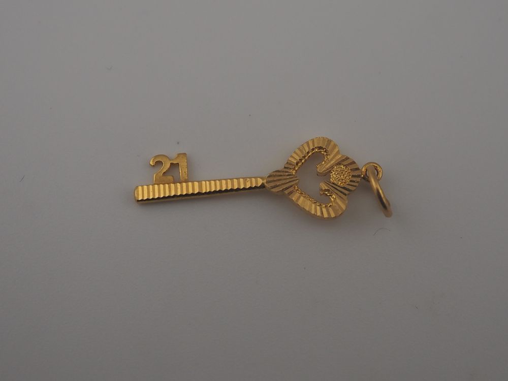 Lot 332: 22ct Gold 21st Birthday Key Pendant 2.15g