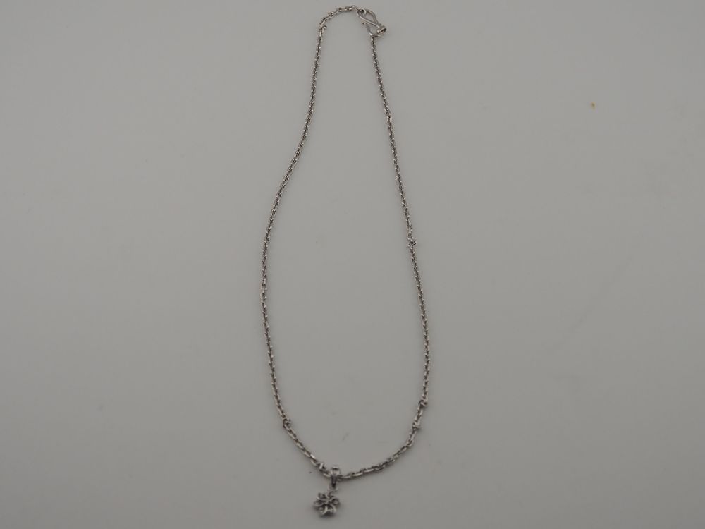 Lot 333: 22ct Gold Rhodium Plated Floral Pendant Necklace 14.97g