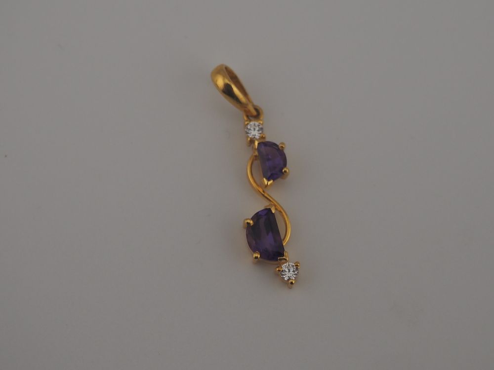 Lot 334: 18ct Gold Amethyst White Stone Pendant 1.27g With Certificate And Box