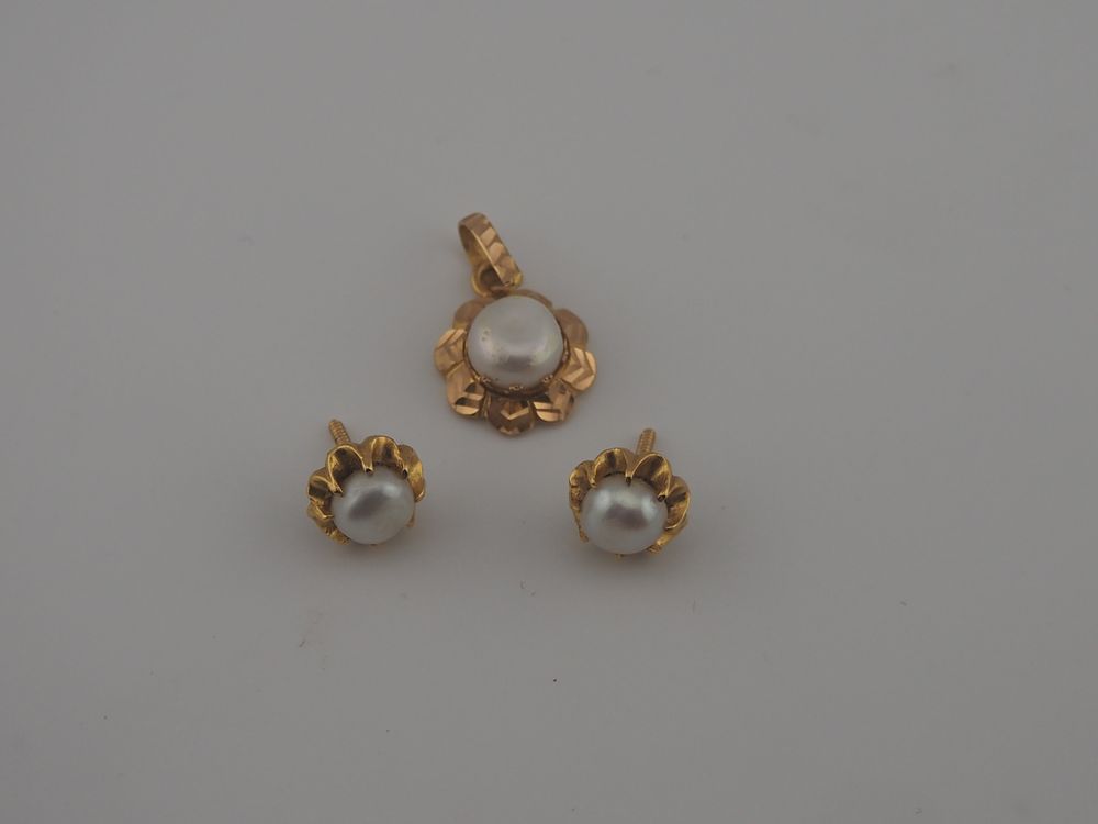Lot 335: 14 ct Gold Pearl Pendant And Earring Set 7.48g Matching Floral Design