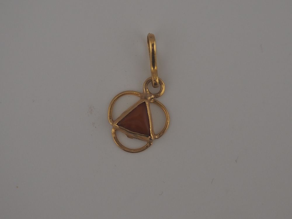 Lot 338: 22ct Gold Pendant Triangular Amber Stone Open Circle Design 1.92g