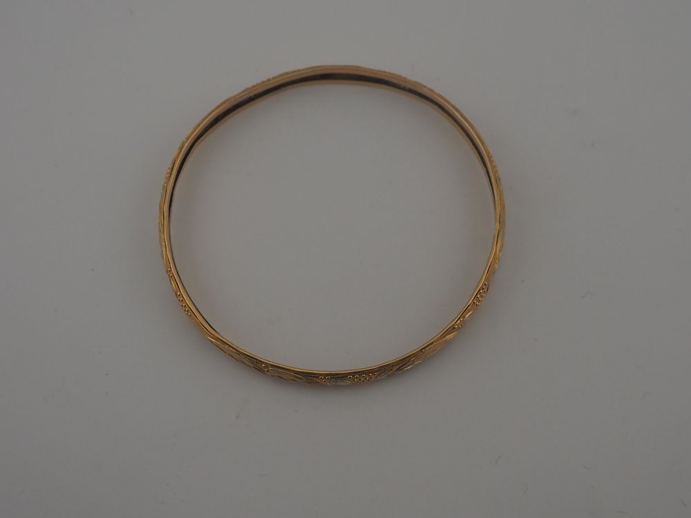 Lot 340: 22ct Gold Bangle Two Tone Engraved Leaf Pattern 8.63g