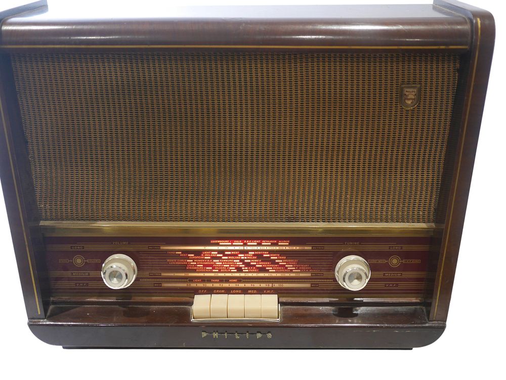 Lot 137: Philips Vintage Walnut Cased Multi Band Valve Radio