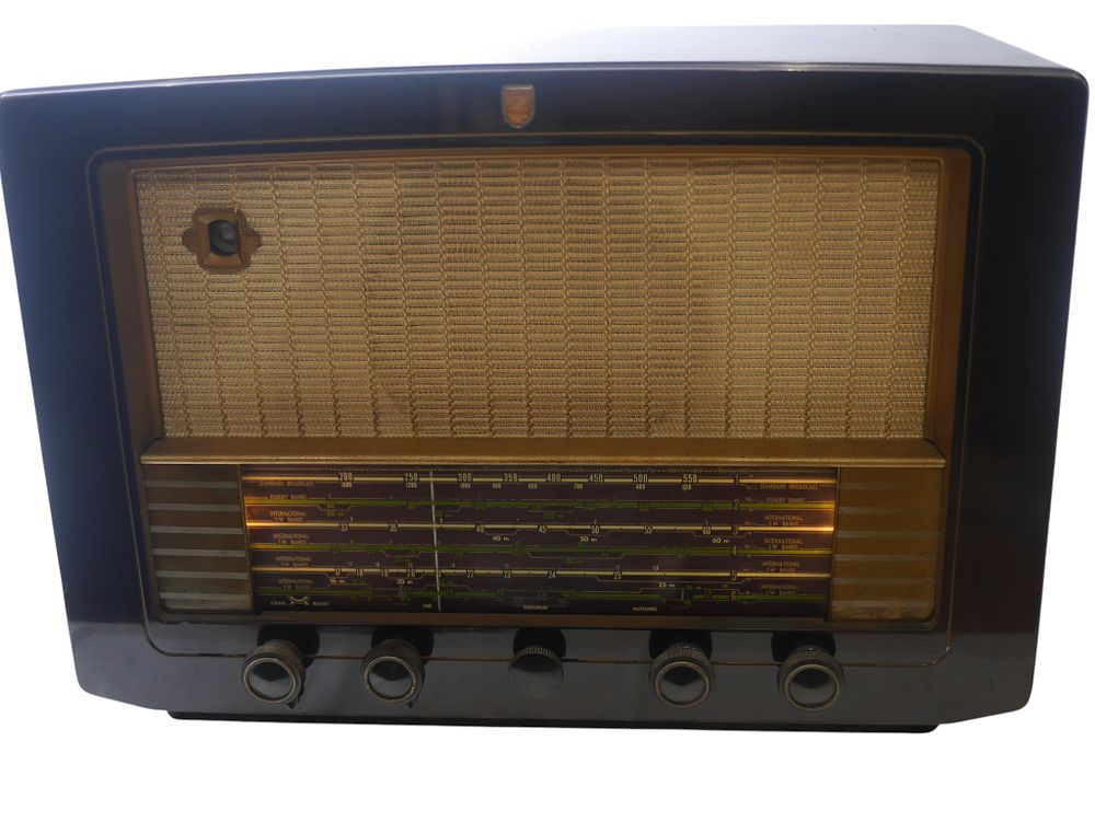 Lot 139: Philips Multi Band International Shortwave Valve Radio