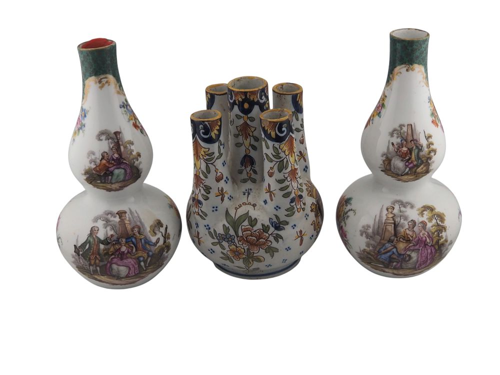 Lot 198: A 19TH CENTURY GERMAN AUGUSTUS REX PORCELAIN GOURD VASE
