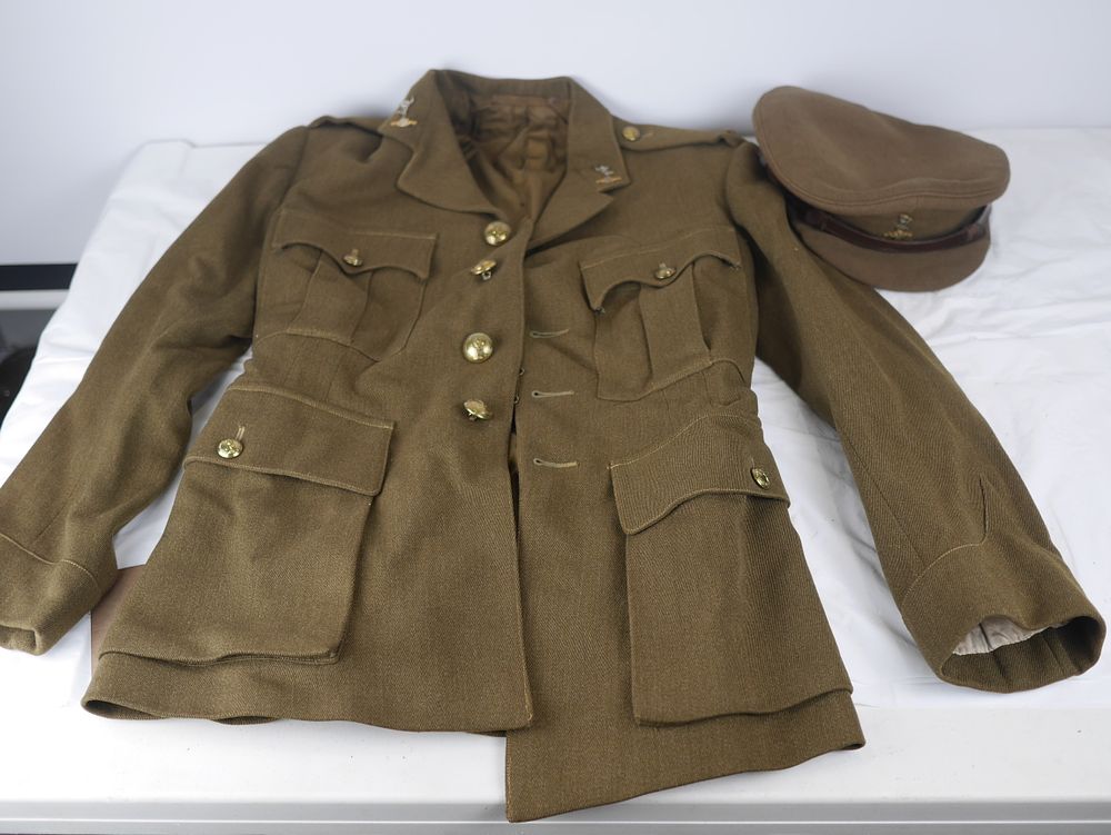 Lot 211: Royal Corps of Signals Officer Tunic and Cap Set