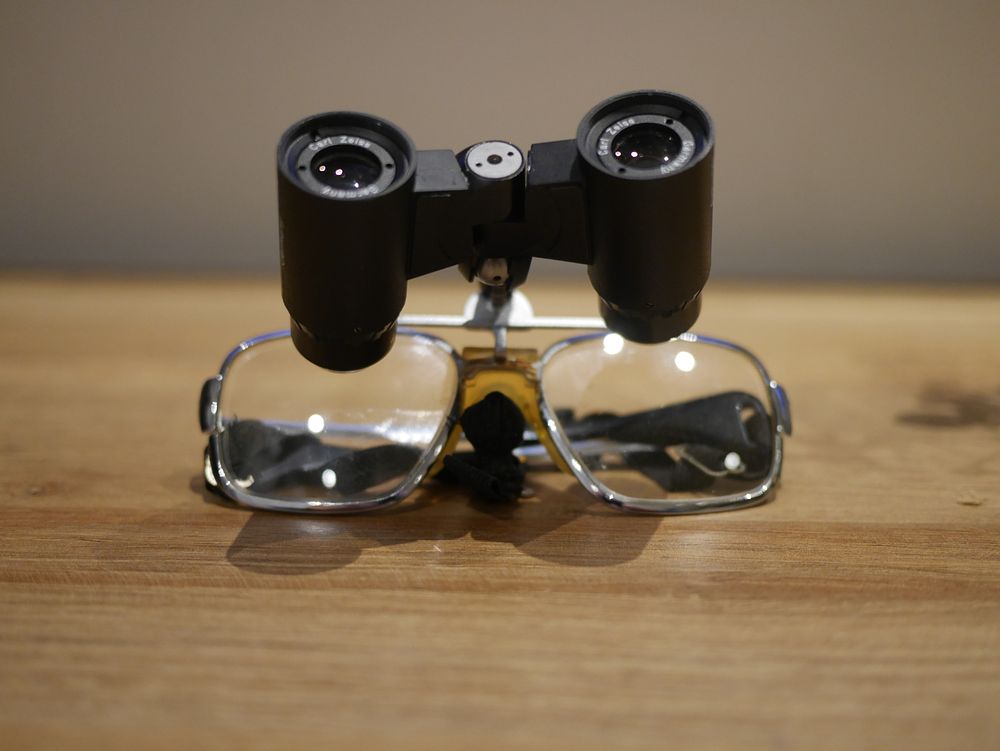 Lot 74: carl Zeiss Surgical Loupes By 4 x 300 mm 130mm Carl Zeiss binocular