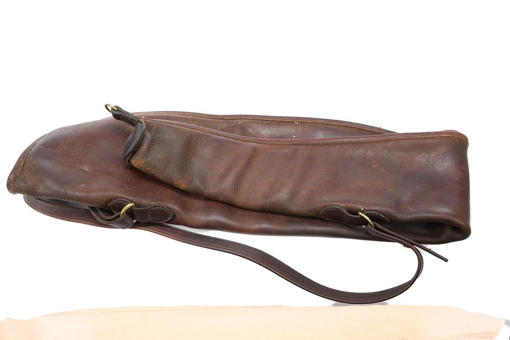 Lot 1528: JOHN RIGBY
A LEATHER GUNSLIP