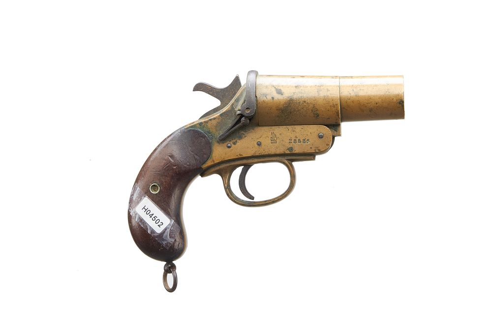 Lot 216: WEBLEY & SCOTT
A 1" BRASS WEBLEY & SCOTT FLARE PISTOL. 
Ser No 28586.