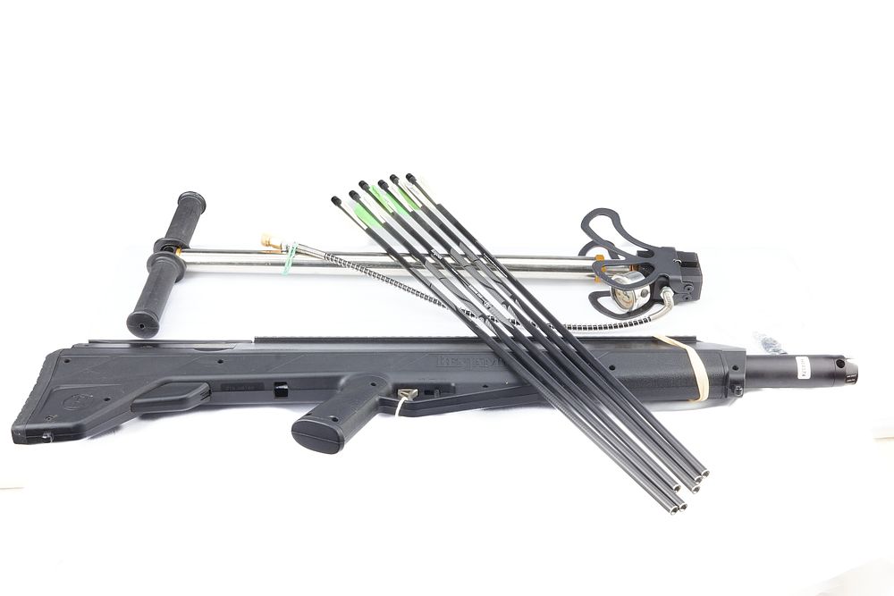 Lot 463: BENJAMIN
A BENJAMIN AIRBOW PRE-CHARGED AIRGUN DISCHARGING ARROWS. COMPLETE WITH PUMP AND SIX ARROWS. 
Ser No 218J00185.