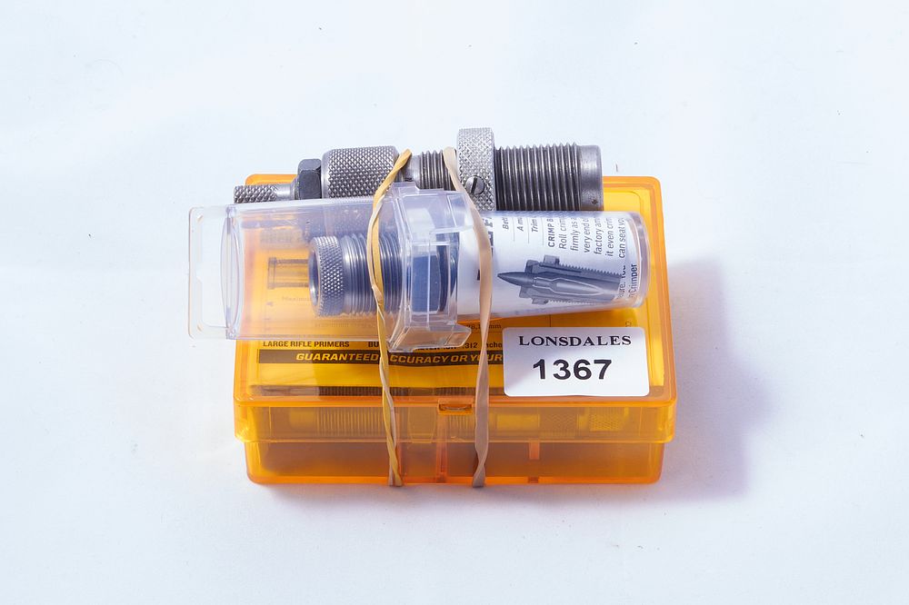 Lot 220: 1 SET OF LEE RELOADING DIES IN .303 "NEW"