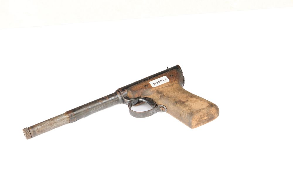 Lot 695: A Gat-Type Diana Model 2 Air Pistol. Grips replaced. Grade 3.