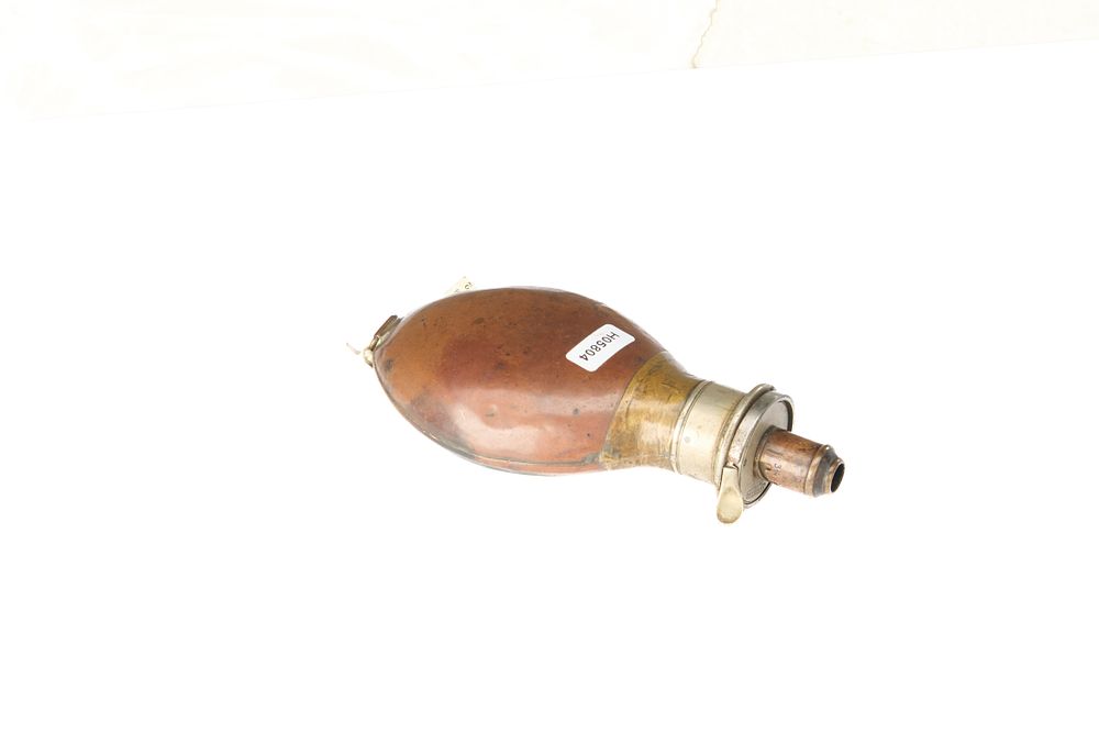 Lot 529: A PATENT TOP WHITE METAL AND COPPER POWDER FLASK BY G & J W HAWKSLEY . 2.5 - 3.25 DRAMS. OLD REPAIR TO NECK OF FLASK. GRADE 2.